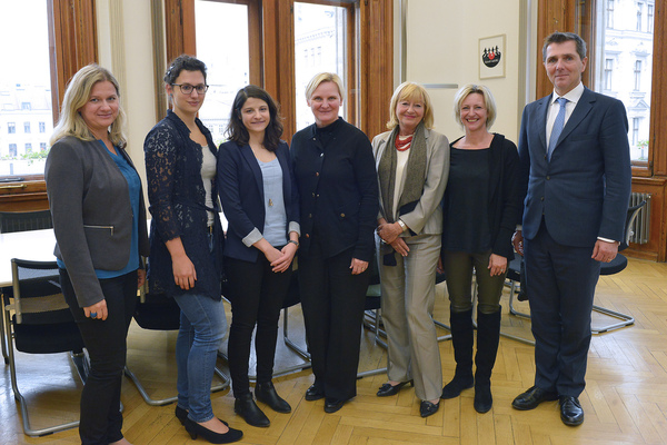 ​v.l.n.r.: Hilde Wolf (BÖP), Stephanie Deix und Elena Jäger (PKP), Stadträtin Sandra Frauenberger, Präsidentin Beate Wimmer-Puchinger (BÖP), Eva Lehner-Baumgartner (AKH), Michael Binder (KAV) Fotocredit: PID/Kromus