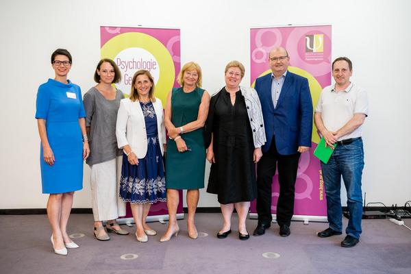 Von links nach rechts: BÖP-Generalsekretärin Mag.a Michaela Langer, Mag.a Natascha Klinser (Leiterin Fachsektion AWO), Mag.a Marianne Hengstberger, MA (Geschäftsführerin des Wiener Sozialdienste Vereins), a.o. Univ.-Prof.in Dr.in Beate Wimmer-Puchinger (BÖP-Präsidentin), Dr.in Susanne Schunder-Tatzber (Präsidentin der Österreichischen Akademie für Arbeitsmedizin und Prävention), Alexander Heider (Leiter Abteilung Sicherheit, Gesundheit und Arbeit der Arbeiterkammer Wien), Moderator Martin Rümmele. 