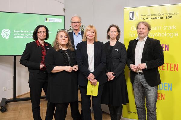 v.l.n.r : Dr.in Katharina Moser, Direktorin der Diakonie Österreich, Elisabeth Anselm, Geschäftsführerin Hilfswerk Österreich, Prim. Univ.-Prof. Dr. Paul Sevelda, Präsident der Österr. Krebshilfe, a.o.Univ. Prof.in Dr.in Beate Wimmer-Puchinger, Präsidentin des Berufsverbands Österreichischer PsychologInnen, Mag.a Anna Parr, Generalsekretärin der Caritas Österreich, Mag. Martin Schenk, Mitbegründer der Armutskonferenz