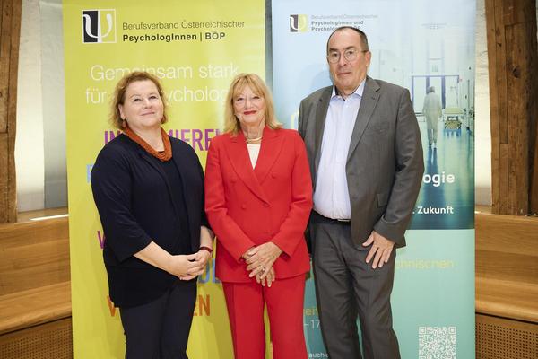v.l.n.r.: Bundesministerin Korinna Schumann, BÖP-Präsidentin a.o. Univ.-Prof.in Dr.in Beate Wimmer-Puchinger und 2. Vizepräsident der Österreichischen Ärztekammer Dr. Harald Mayer 