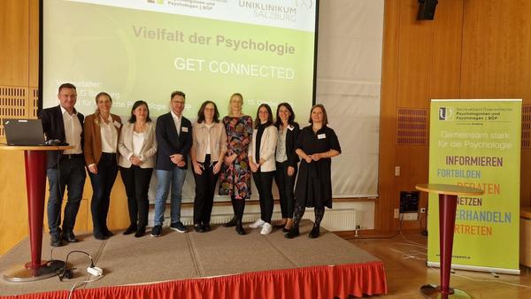 Vor Ort bei der Tagung (v.l.n.r.): Dr. Andreas K. Kaiser, MSc / Leiter des Instituts für Klinische Psychologie UKPPP, Mag.a Irene Ritter, BA / 1. Stellvertretende Leiterin des Instituts für Klinische Psychologie UKPPP, Mag.a Katrin Aschauer / Leitung Psychotherapie/Klinische Psychologie – Psychiatrische Reha in Oberndorf, OR Mag. Wolfgang Kaiser / Bildungsdirektion für Salzburg, Schulpsychologie und schulärztlicher Dienst Nord, Dr. Elisabeth Schmid / Klinische Psychologin (Klinische Neuropsychologie), Mag.a Dr.in Kimbie Humer-Vogl / Klinische Psychologin, selbstständige Projektorganisatorin, Landtagsabgeordnete, Isabella Gruber, MSc / Klinische Psychologin, Klinische Neuropsychologie, Mag.a Oksana Blotni / Klinische Psychologin (Schmerzpsychologie) und Leitung der BÖP-Landesgruppe Salzburg, Mag.a Sigrun Eder / Klinische Psychologin, Autorin und Redakteurin