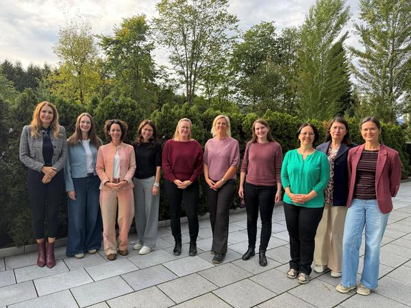 V. l. n. r.: Mag.a Alexandra Weilhartner (Leitungsteam Landesgruppe Wien), Dana M. Müllejans, MA, B.Sc., M.Sc. (Generalsekretärin), Mag.a Dr.in Daniela Renn (Leitung Landesgruppe Tirol), Mag.a Oksana Blotni (Leitung Landesgruppe Salzburg), Mag.a Lydia Oberthaler (Finanzen Landesgruppe Salzburg), Mag.a Christina Valentini-Strojnik (Leitung Landesgruppe Kärnten), Christine Gantner-Bickel (Leitung Landesgruppe Vorarlberg), Mag.a Bettina Schluga-Waltl (stv. Leitung, Schriftführerin Landesgruppe Salzburg), Mag.a Dr.in Karin Kalteis (Leitung Landesgruppe Wien), Mag.a Astrid Schallauer (Leitung, Schriftführung Landesgruppe Oberösterreich)