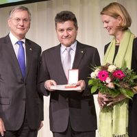 Goldenes Ehrenzeichen für Verdienste um die Republik Österreich entgegen
