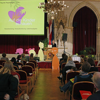 Präsidentin Mag. Ulla Konrad eröffnet den Tag der Psychologie im großen Festsaal des Wiener Rathauses