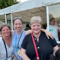 Eleni Karayianni, EC member (Mitte) mit Sabine Steyaert (EFPA Director) (rechts)