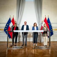 ao. Univ. Prof.in Dr.in Beate Wimmer-Puchinger, Gesundheitsminister Johannes Rauch, Staatssekretärin Claudia Plakolm und Präsidentin Österreichischer Berufsverband für Psychotherapie Mag.a Barbara Haid